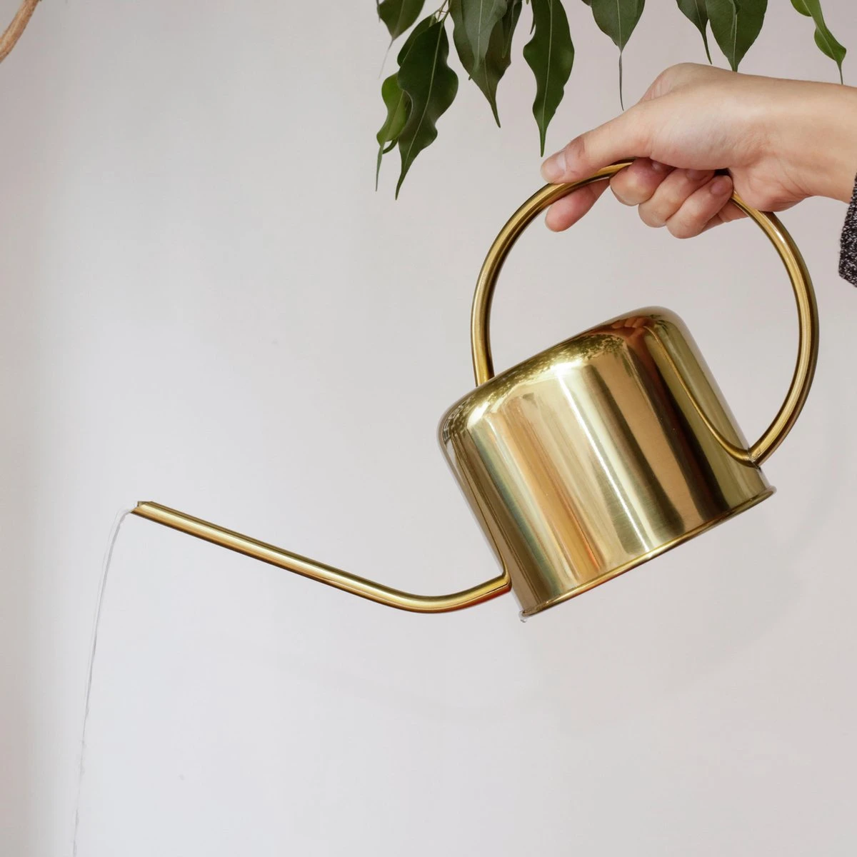 Kikkerland Vintage Gieter - Plantengieter Voor Binnen - Goud - 1,2L - Retro - Metaal 2 Kikkerland Vintage Gieter - Plantengieter Voor Binnen - Goud - 1,2L - Retro - Metaal - Image 2