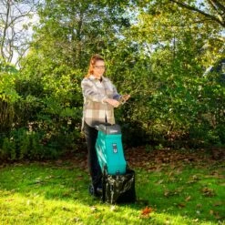 VONROC Hakselaar/Shredder 2500W – Voor Takken Tot Ø45mm – Incl. 45L Opvangzak & Duwstok 9 VONROC Hakselaar/Shredder 2500W – Voor Takken Tot Ø45mm – Incl. 45L Opvangzak & Duwstok -Tuin Tools Verkoop 1200x1200 600