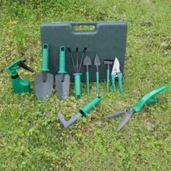 Merkloos 10-Delige Tuingereedschap Set Inclusief Opbergkoffer - Tuinierset - Tuinsetje - Gereedschap Voor Tuin - Tuinschaar - Tuinschepje - Bloemenschaar - Voegenkrabber - Plantenspuit - Grasschaar - Bloemenschep - Tuinhark -Tuin Tools Verkoop 1200x1200 702
