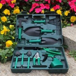 Merkloos 10-Delige Tuingereedschap Set Inclusief Opbergkoffer - Tuinierset - Tuinsetje - Gereedschap Voor Tuin - Tuinschaar - Tuinschepje - Bloemenschaar - Voegenkrabber - Plantenspuit - Grasschaar - Bloemenschep - Tuinhark -Tuin Tools Verkoop 1200x1200 711