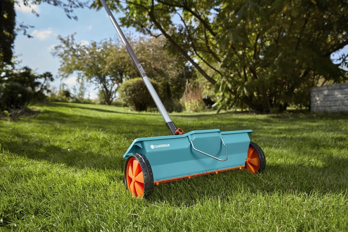 GARDENA Combisysteem Strooiwagen - 40 Cm Strooibreedte - Inhoud 3 Liter - Geschikt Voor 100m² 3 GARDENA Combisysteem Strooiwagen - 40 Cm Strooibreedte - Inhoud 3 Liter - Geschikt Voor 100m² - Image 3