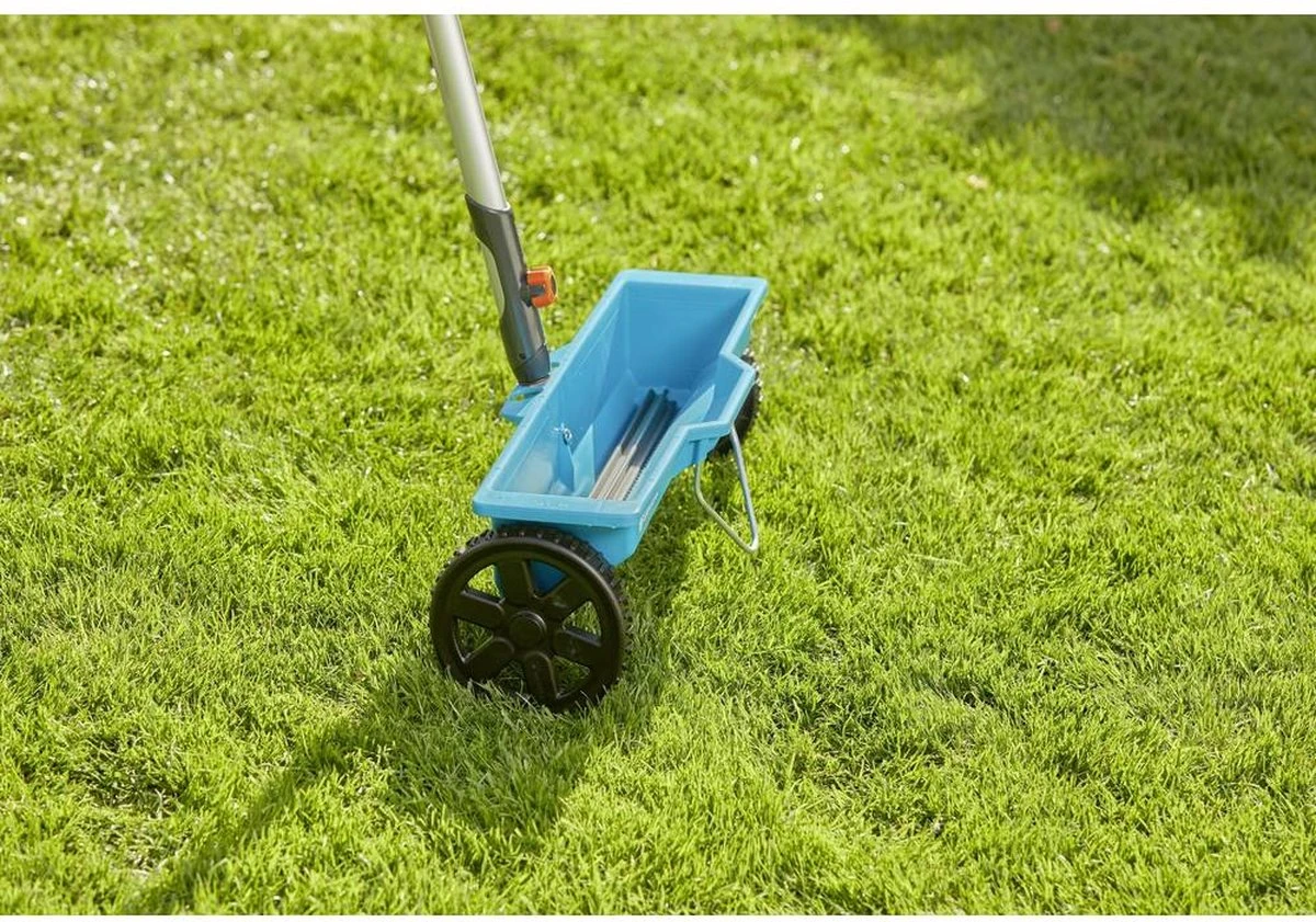 GARDENA Combisysteem Strooiwagen - 40 Cm Strooibreedte - Inhoud 3 Liter - Geschikt Voor 100m² 2 GARDENA Combisysteem Strooiwagen - 40 Cm Strooibreedte - Inhoud 3 Liter - Geschikt Voor 100m² - Image 2