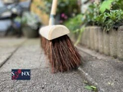 Synx Tools Gemeente Bezem 45 Cm - Straatbezem / Stadsbezem - Steel 150 Cm - Harde Natuurvezels - Bezemsteel - Bezems - Schrobborstels - Veger - Buitenbezem -Tuinbezem -Tuin Tools Verkoop 1200x899 5