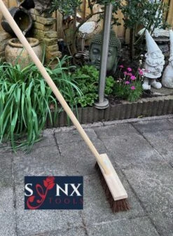 Synx Tools Bezem - Stadsbezem 30 Cm - Buitenveger - Veger - Steel 120 Cm - Harde Natuurvezels - Straatbezem - Bezems - Buitenbezem - Tuinbezem -Tuin Tools Verkoop 880x1200